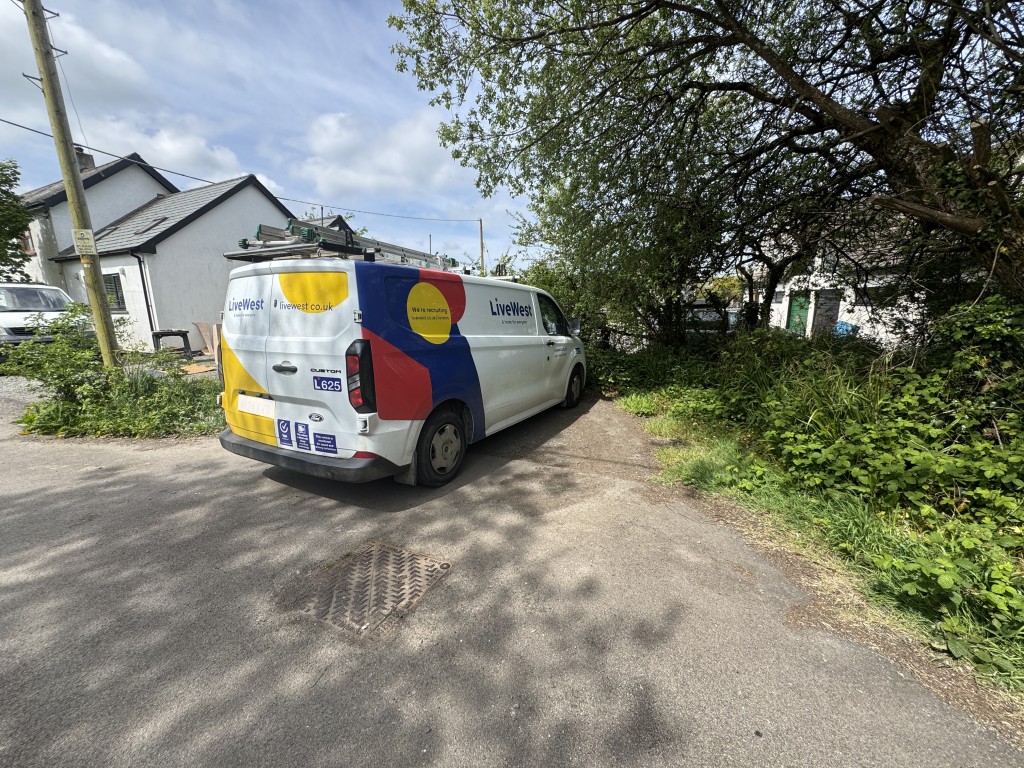 Lot: 41 - TWO FREEHOLD PARCELS OF LAND - Parking